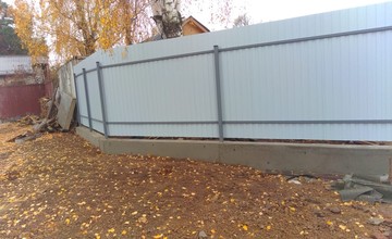 Забор из профнастила на ленточном фундаменте (вид со стороны участка). 2018 год, Воскресенский район