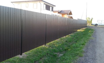 Забор из профнастила цвет RAL 8017 с черными столбами