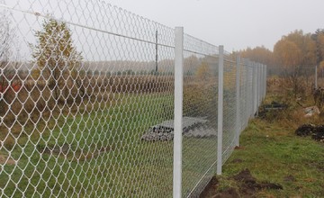 Забор из оцинкованной сетки рабицы с протяжкой арматуры в два ряда