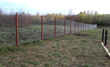 Забор из сетки рабицы с двумя рядами арматуры, грунтовка каркаса красно-коричневая