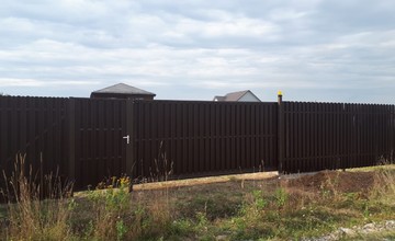 Забор из металлического штакетника RAL8017 с автоматическими откатными воротами и калиткой. 2018 год, Шатурский район