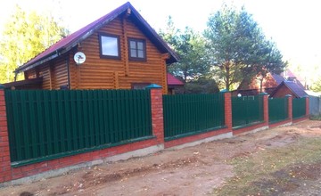 Забор из зеленого евроштакетника на ленточном фундаменте с цоколем и колоннами из красного кирпича. 2018 год, г.Можайск