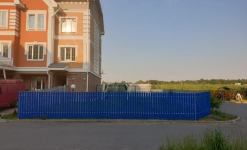 Забор в коттеджном поселке из евроштакетника синего цвета RAL5005