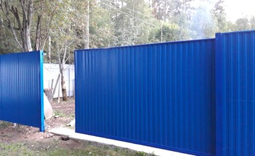 Откатные ворота 5м с заполнением профнастилом синего цвета RAL5005