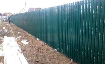 Забор из зеленого металлического штакетника с зазором 5мм между соседями. 2019 год, г.Можайск
