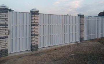 Забор из белого евроштакетника с воротами, калиткой и кирпичными колоннами. 2019 год, г.Троицк