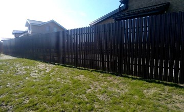 Забор из коричневого евроштакетника с зазором 2 см. 2019 год, Боровский район