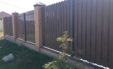 Забор из металлического штакетника с кирпичными столбами. 2018 год, г.Раменское