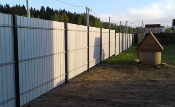 Забор из профнастила с черными столбами на трех лагах. 2019 год, Солнечногорский район