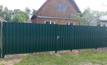 Забор из евроштакетника зеленого цвета с воротами и калиткой